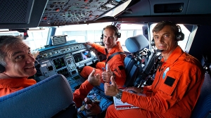 Mannskapet på første flyvning. Piloter var Phillippe Pellerin og Etienne Miche, mens Jean Paul Lambert overvåket det tekniske (S. Ramadier)
