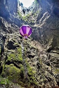 Ivan Trifonov på vei nedover i grotten (Foto: Det Kroatiske Turistrådet)