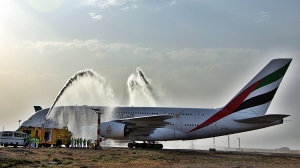 Emirates A 380 ble møtt med vannportal i Teheran (foto EK)