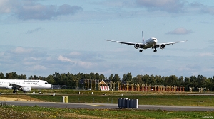 Oslo lufthavn Gardermoen - Lufthansa Airbus A 319 og Emirates B 777 300ER (foto: Â©otoerres)