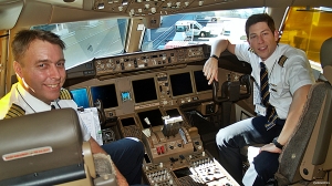 To norske i Emirates: Flykaptein Lars Ivarsøy - og pilot Tom Bårdsen (Â©otoerres)