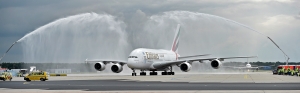 Emirates har siden 2008 fraktet over 32 millioner passasjerer med sine Airbus A 380-maskiner. Selskapet fikk 11 fly av typen i 2014 og åpner stadig nye ruter. Her fra åpningen var Dubai - Frankfurt (EK) 