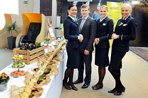 airBaltics kommunikasjonssjef Janis Vanags sammen med  tre av selskapets stewardesser (AB)
