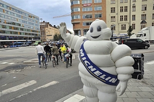 Michelinmannen deler ut gratis refleksvester i Oslo