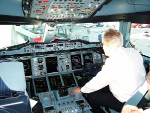 Lufthansa-pilotene  utelukker ikke flere streiker - dersom selskapet ikke bøyer seg. Arkivbildet viser cockpiten på en av selskapets Airbus A 380-maskiner. (foto: Â©otoerres)