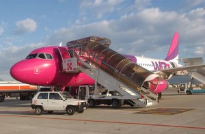 Wizz Air er i ferd med å tette "hullet" etter Ryanair på Malmø Airport. Selskapet har en enhetsflåte på over 50 Airbus A 320 maskiner. Wizz Air har sin hovedbase  i Budapest og eies av amerikanske  Indigo Partners.  (wizzair.com)