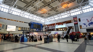 Bergen lufthavn Flesland (bildet)  og Oslo - Gardermoen fikk en passasjernedgang på 2.9  prosent i forhold til februar 2014  (Â©otoerres)