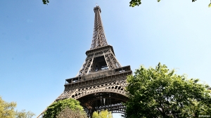 Skulle man gå seg vill i Paris - da er Eiffeltårnet et godt navigasjonsmerke . Det kan sees fra nesten overalt i den franske hovedstaden (Â©otoerres)
