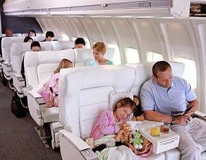 55 prosent mener at det bør finnes barnefrie soner på flyreiser som overstiger sju timer (ticket.no)