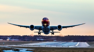 En har Norwegians Boeing B 787 Dreamlinere har tatt av i solnedgangen  (Norwegian.com)