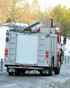 Onspot installeres i forbindelse med drivakslen på hver side af køretøjet. Snekæderne fås både til brandbiler og ambulancer fra 3500 kg. (Onspot.eu)