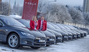 Lina Nordskag fra Avis Oslo og Morten Torp, Salgs- og markedsdirektør Avis Norge foran de nye 25 Tesla Model S