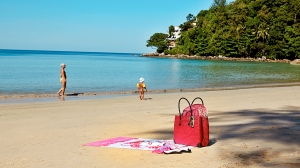 Kamala Beach ligger ca. otte kilometer nord for Patong på Phuket. Stranden er yderst populær blandt børnefamilierne, idet hotellerne ligger direkte ud til vandet. (Spies.dk)
