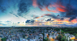 Kolkata har 4,5 millioner innbyggere og er hovedstad i den indiske delstaten Vest-Bengal. Byen var tidligere hovedstad i India. (emirates.com) 