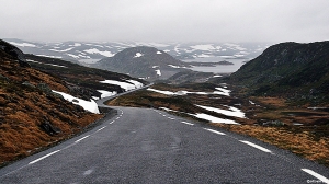 Den raskeste bilveien mellom Østlandet og Vestlandet er FV 337. Suleskarsveien som går mellom Sirdal  og Setesdal er kun åpen i sommerhalvåret  (Â©otoerres)