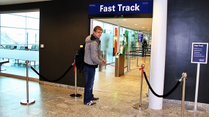 KLM-passager Christian Pedersen klipper snoren til Aalborg Lufthavns nye Fast Track (aal.dk)