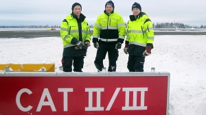 Ingemar Sundström, Mats Eriksson och Fredrik Hansson på Swedavia jobbade med att täcka av de nya skyltarna som visar att Göteborg Landvetter Airport numera är en CATIII-flygplats. (Swedavia)
