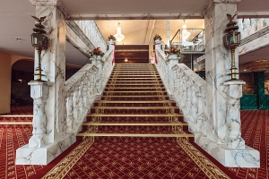 Den vackert marmorerad trappan som leder upp till receptionen(sarohus.se)