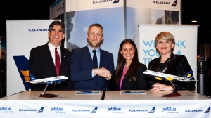 Aftalen signes af Jet Blue President Robin Hayes (til v)  og Icelandairs CEO Birkir Holm Gudnason (Source: JetBlue)