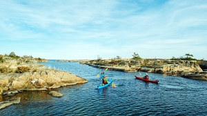 ERgroup AB driver idag ERkajak på ön Fejan i Stockholms norra skärgård. Här kan man hyra kajak, följa med på guidade turer och få skräddarsydda konferenser med inriktning på friluftsliv. (ERGroup)