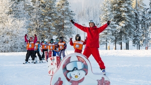 Engelskmenn er flinke til å sende barna på skiskole. I Trysil blir barna tatt vare på av Trysilguidene som er kjent for å gjøre barnas skidag til en lek. (Foto: Ola Matsson/Skistar Trysil) 