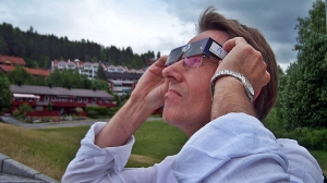  Magne Helland tester solformørkelsesbriller. Han er dosent ved Institutt for optometri og synsvitenskap ved Høgskolen i Buskerud og Vestfold. (Foto: Newswire) 
