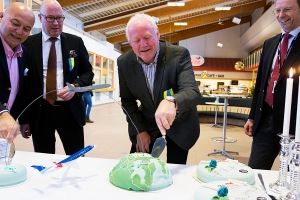  Flyglinjen mellan Jönköping Airport och Frankfurt Airport firades med tårta (JA)