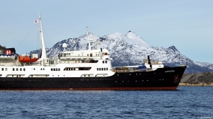 MS Lofoten seiler inn til Bodø i nordgående Hurtigrute (Â©otoerres)