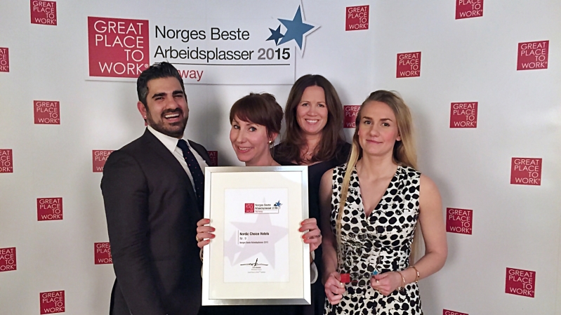 Pouria Ruhi, Karin Sjögren, Hanne Corneliussen og Mathilde Vik Magnussen er stolte over at Nordic Choice Hotels er kåret til Norges beste arbeidsplass i reiselivsbransjen (Choice.no)
