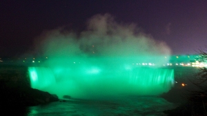 Niagarafossen er et av mange kjente landemerker verden over som i flere år blir grønn i anledning den irske nasjonaldagen. (Foto: Tourism Ireland)