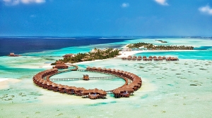 Solresors hotell på Maldiverna är omgärdat av kritvita stränder och de vajande palmerna ställer sig i vacker kontrast till det turkosa havet (solresor)