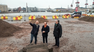 Arthur Buchardt, Torgeir Silseth og arkitekt Aki Davidsson på byggetomten (Jaakko Kahilaniemi Photography)