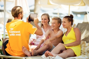 Connect-værterne sørger for, at børnene finder spændende underholdning på deres iPads og får sendt det rigtige feriebillede hjem til vennerne (spies/Karolina Olson Haglund)