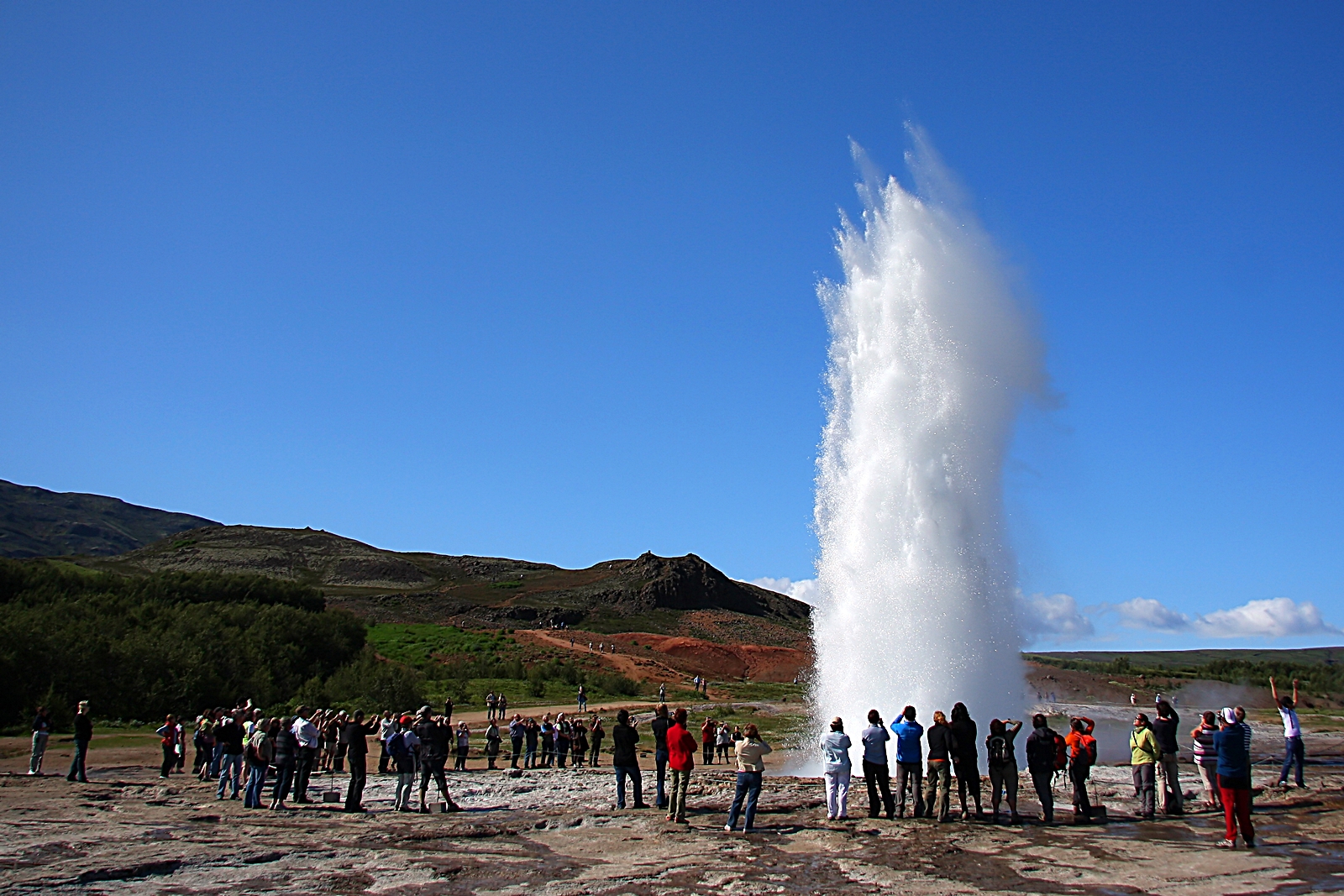 Вода гейзеров исландии. Гейзер Гейсир Исландия. Долина гейзеров Хаукадалур. Долина Хаукадалур Исландия. Гейзер Строккюр в Исландии.