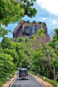 Sigiriya, lejonets berg, är ett av Sri Lankas största turistmål och upptaget som världskulturarv av Unesco (solresor)